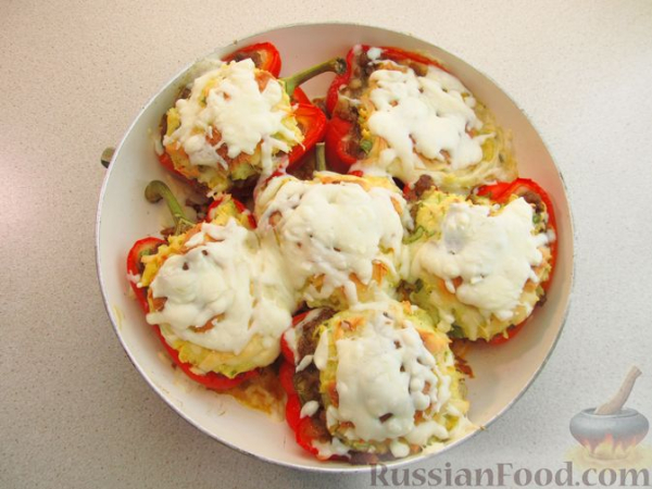Запечённый перец, фаршированный картофельным пюре и мясом