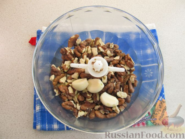 Рулетики из баклажанов по-грузински, с орехами, жареным луком и чесноком