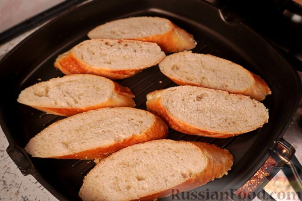 Брускетты с анчоусами в цитрусовом маринаде, фетой и оливками