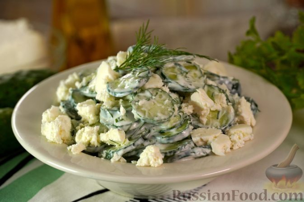 Салат из огурцов с укропом и брынзой