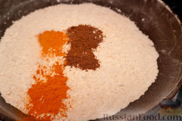 Солёные булочки с начинкой из обжаренной муки и пряностей