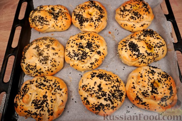 Солёные булочки с начинкой из обжаренной муки и пряностей