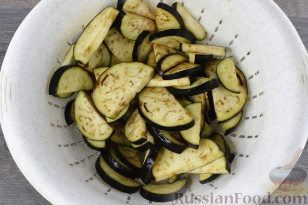 Острая закуска из жареных баклажанов с помидорами