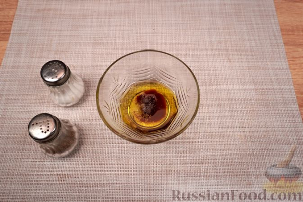 Греческий салат с фруктами и ягодами