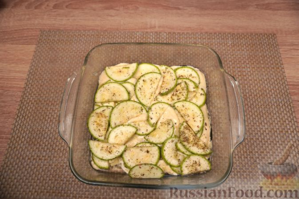 Хек, запечённый с кабачками и сливочным соусом