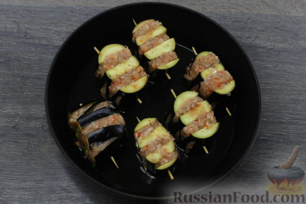Баклажаны-гармошки с фаршем, тушенные в томатном соусе
