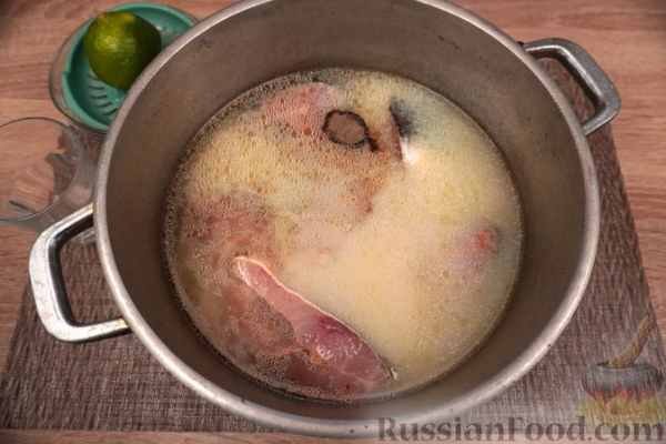 Карп, варёный в винном бульоне, с миндальным соусом