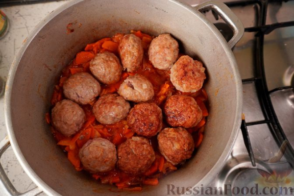 Кифтелуце в овощном соусе