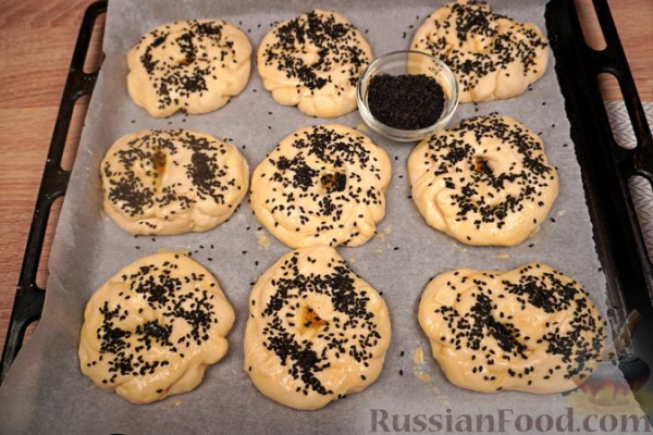 Солёные булочки с начинкой из обжаренной муки и пряностей