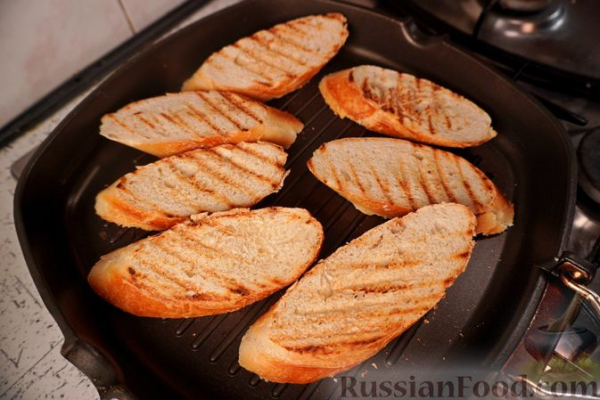 Брускетты с анчоусами в цитрусовом маринаде, фетой и оливками
