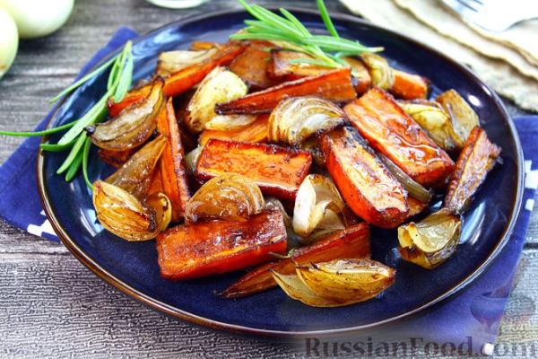 Молодая морковь, запечённая с луком