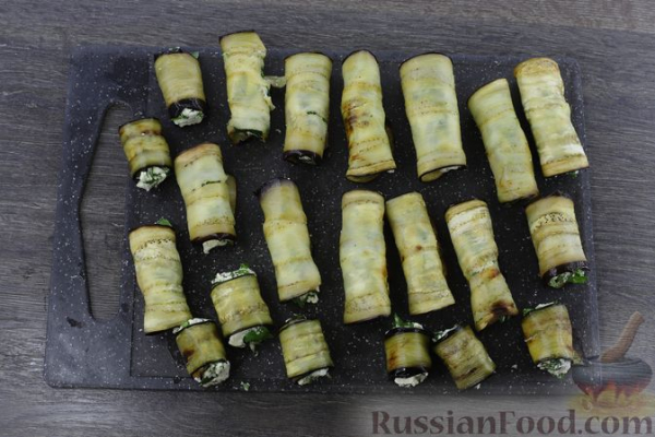 Рулетики из баклажанов с творогом и сыром