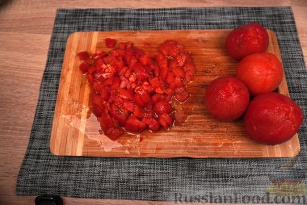 Стручковая фасоль с домашней колбасой в томатном соусе