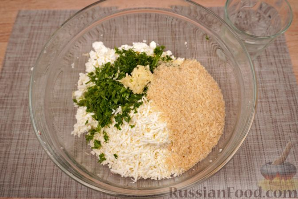 Кабачки, фаршированные творогом, брынзой и сладким перцем