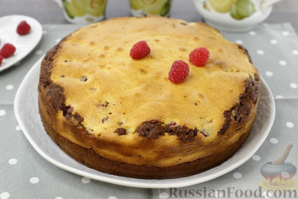 Шоколадный пирог с малиной