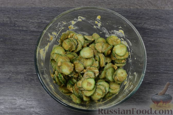 Острая закуска из огурцов с арахисовой пастой
