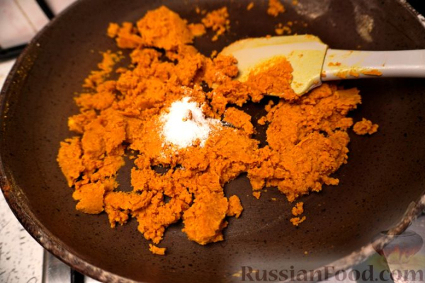Солёные булочки с начинкой из обжаренной муки и пряностей