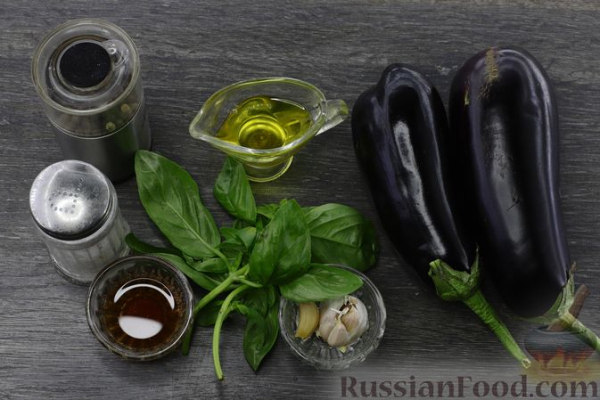 Закуска из запечённых баклажанов с базиликом и чесноком