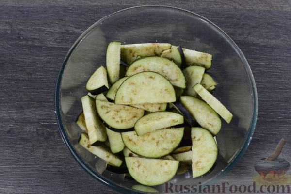 Острая закуска из жареных баклажанов с помидорами