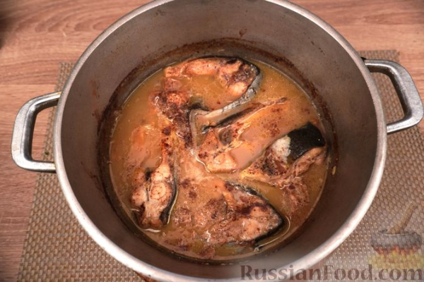Карп, варёный в винном бульоне, с миндальным соусом