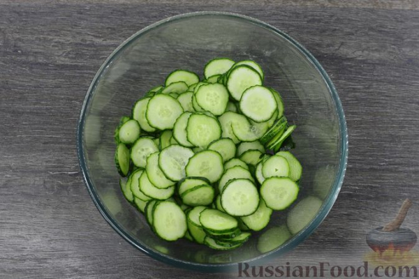 Острая закуска из огурцов с арахисовой пастой