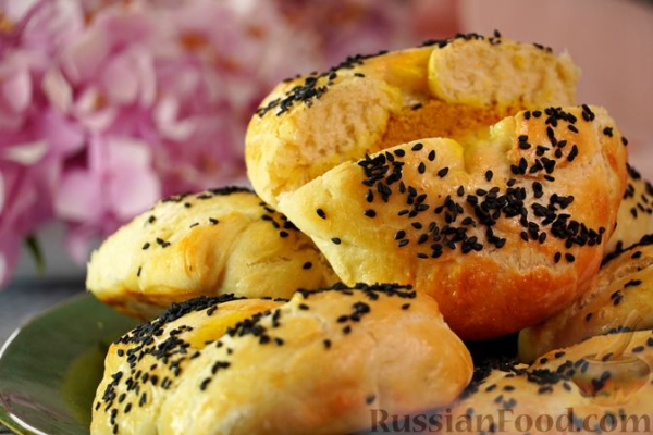 Солёные булочки с начинкой из обжаренной муки и пряностей