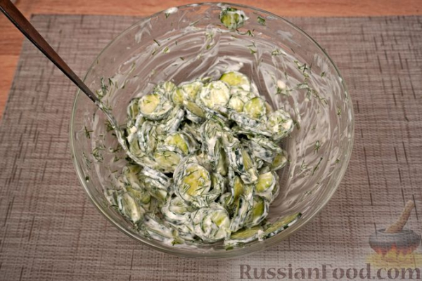 Салат из огурцов с укропом и брынзой