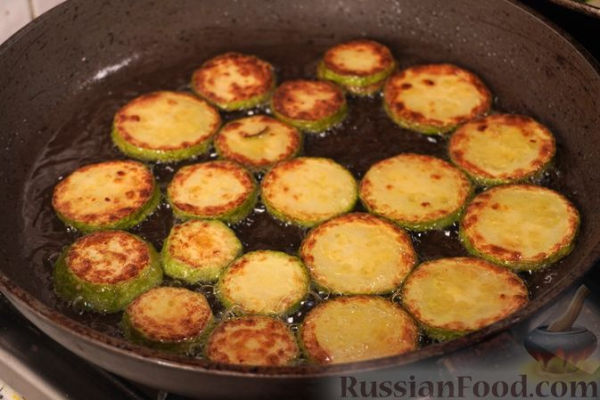 Запеканка из кабачков, с помидорами, беконом и сыром