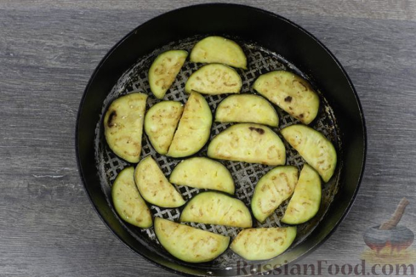 Острая закуска из жареных баклажанов с помидорами