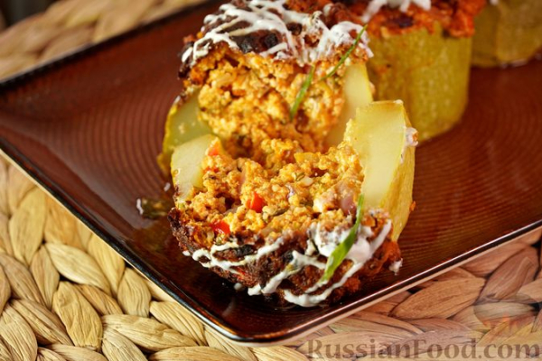 Кабачки, фаршированные творогом, брынзой и сладким перцем