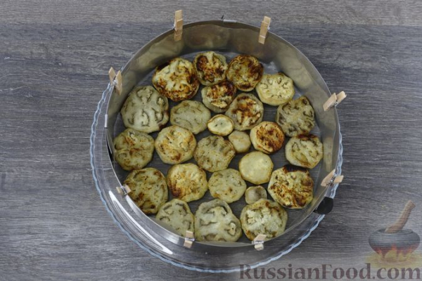 Закусочный торт из запечённых баклажанов, с помидорами и сыром
