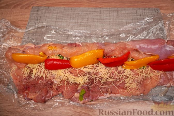 Куриный рулет с запечённым перцем и сыром