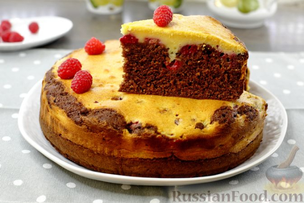 Шоколадный пирог с малиной
