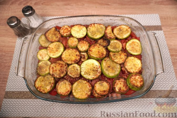 Запеканка из кабачков, с помидорами, беконом и сыром