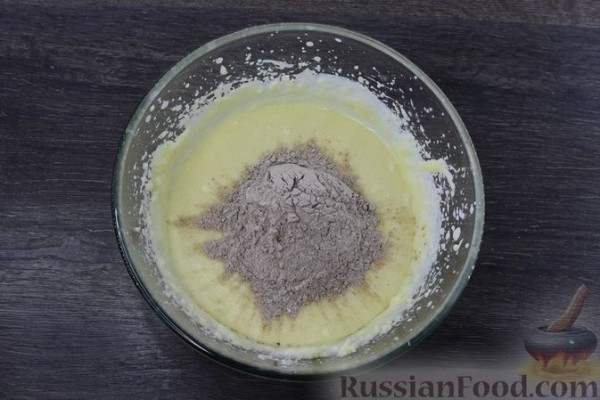 Шоколадный пирог с малиной