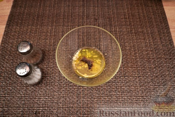 Салат из свежих кабачков, феты и орехов