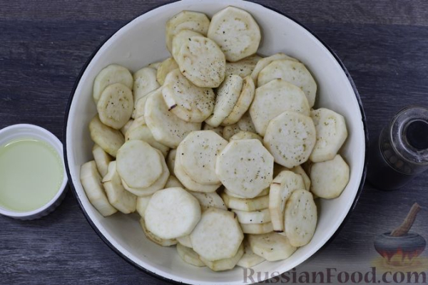 Закусочный торт из запечённых баклажанов, с помидорами и сыром