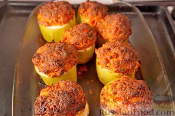 Кабачки, фаршированные творогом, брынзой и сладким перцем