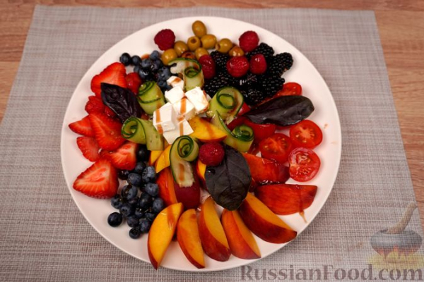 Греческий салат с фруктами и ягодами