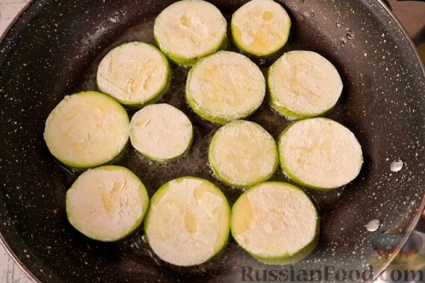 Кабачки с помидорами, запечённые в сметане