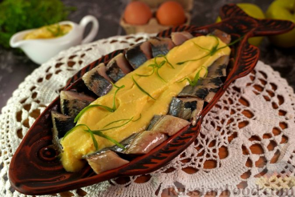 Сельдь под яблочным соусом