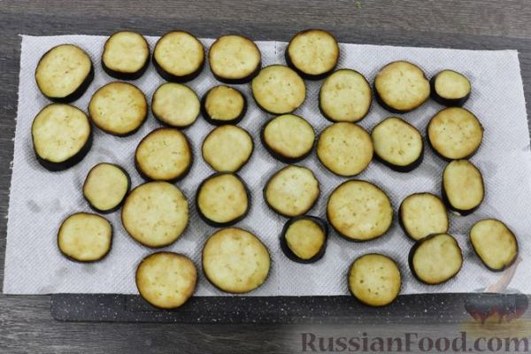 Рулетики из лаваша с баклажанами, помидорами и сыром