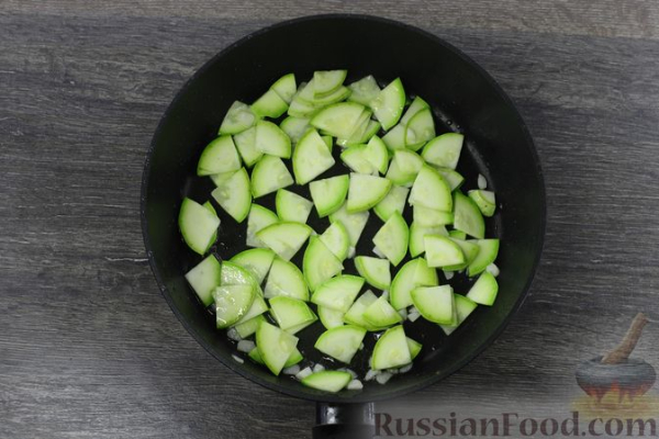Лапша с грибами и кабачками в сливочном соусе