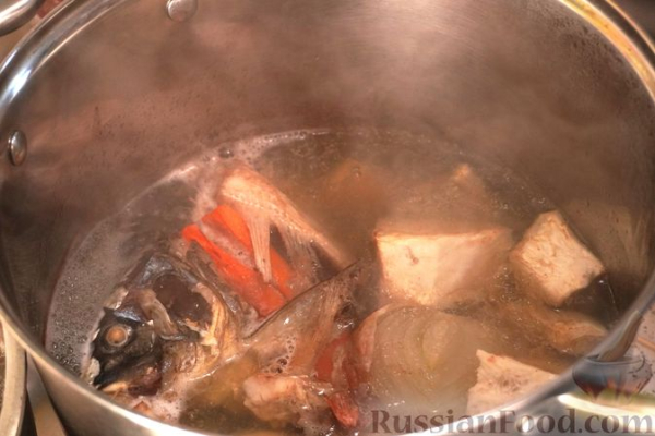 Карп, варёный в винном бульоне, с миндальным соусом