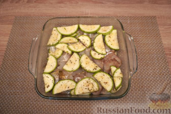 Хек, запечённый с кабачками и сливочным соусом