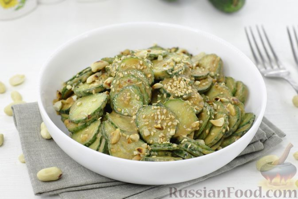 Острая закуска из огурцов с арахисовой пастой
