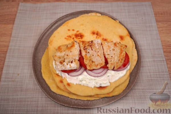 Гирос с белой рыбой и соусом дзадзики