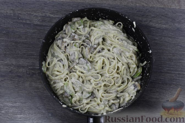 Лапша с грибами и кабачками в сливочном соусе