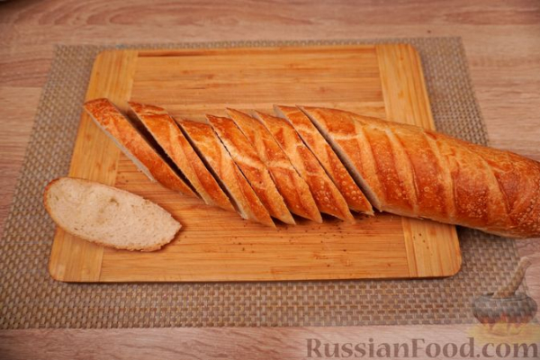 Брускетты с анчоусами в цитрусовом маринаде, фетой и оливками