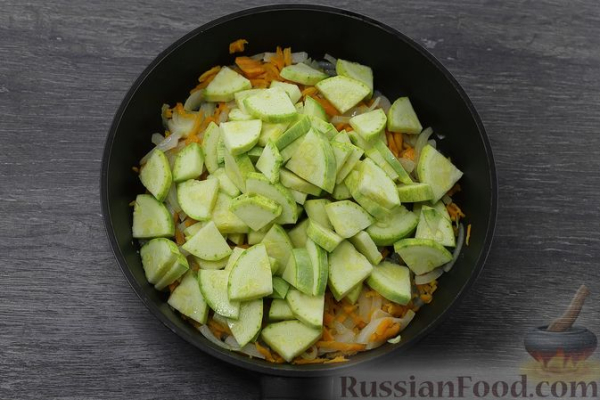 Кабачки, тушенные в сметане, с чесноком и перцем чили